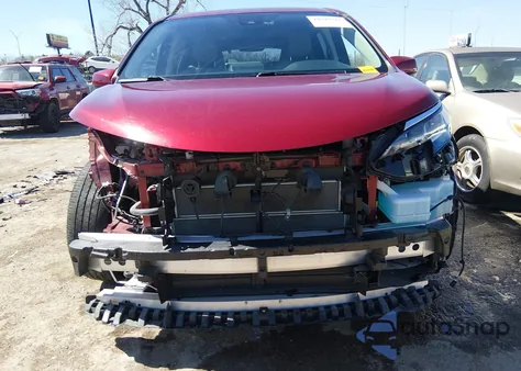 2021 Toyota Sienna Le z USA, uszkodzony, nr VIN 5TDKRKEC4MS051114